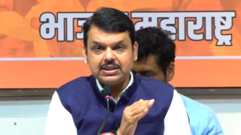 देवेंद्र फडणवीस बोले- हम सारे 'हनुमान चालीसा' बोलेंगे हिम्मत है तो हमारे ऊपर राजद्रोह का गुनाह लगाकर दिखाएं