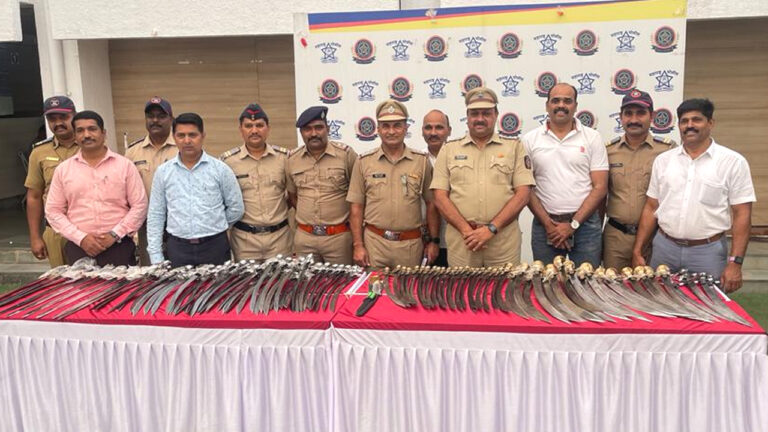 पुणे में कुरियर से भेजे गईं 97 तलवारें, औरंगाबाद और अहमदनगर भेजने की थी तैयारी!
