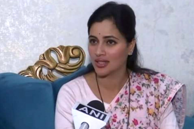 सीएम उद्धव ठाकरे के आवास के बाहर 'हनुमान चालीसा' का पाठ करने पर अड़े सांसद नवनीत राणा व उनके पति को पुलिस ने जारी किया नोटिस