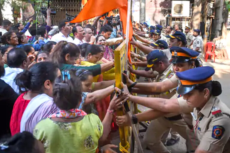 सीएम के आवास 'मातोश्री' पर हनुमान चालीसा पढ़ने का विवाद: सांसद नवनीत और उनके विधायक पति रवि राणा के खिलाफ केस दर्ज