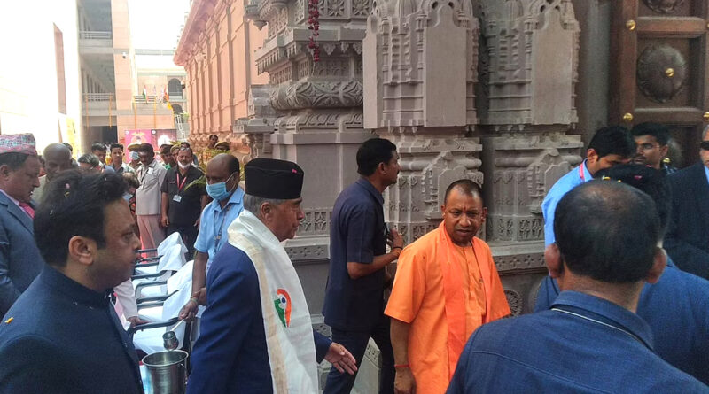 नेपाल के प्रधानमंत्री शेर बहादुर देउबा अपनी पत्नी के साथ वाराणसी पहुंचने के बाद काशी विश्वनाथ धाम में दर्शन-पूजन किया. यहां उन्होंने काल भैरव मंदिर में भी दर्शन किया. इस दौरान उनके साथ सीएम योगी आदित्यनाथ भी मौजूद रहे.