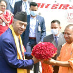 नेपाल के प्रधानमंत्री शेर बहादुर देउबा रविवार सुबह वाराणसी के लाल बहादुर शास्त्री एयरपोर्ट पहुंचे. जहां पुषगच्छ देकर मुख्यमंत्री योगी आदित्यनाथ ने उनका स्वागत किया.