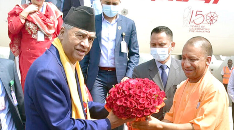 नेपाल के प्रधानमंत्री शेर बहादुर देउबा रविवार सुबह वाराणसी के लाल बहादुर शास्त्री एयरपोर्ट पहुंचे. जहां पुषगच्छ देकर मुख्यमंत्री योगी आदित्यनाथ ने उनका स्वागत किया.