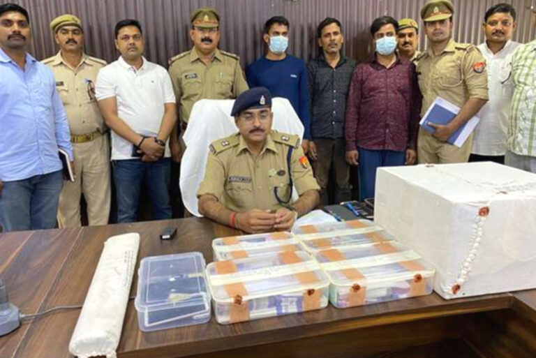 चंदौली: नकली नोट छापने वाले बिहार के तीन युवक गिरफ्तार; मशीन सहित 12 लाख रुपये नकली नोट बरामद!