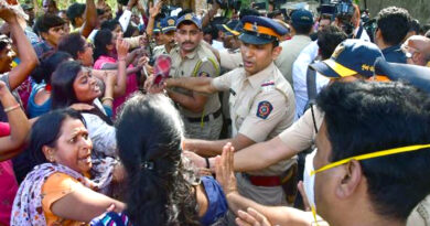 शरद पवार के घर के बाहर प्रदर्शन करते हुए MSRTC कर्मचारी, सुप्रिया सुले भी हुईं गुस्से का शिकार