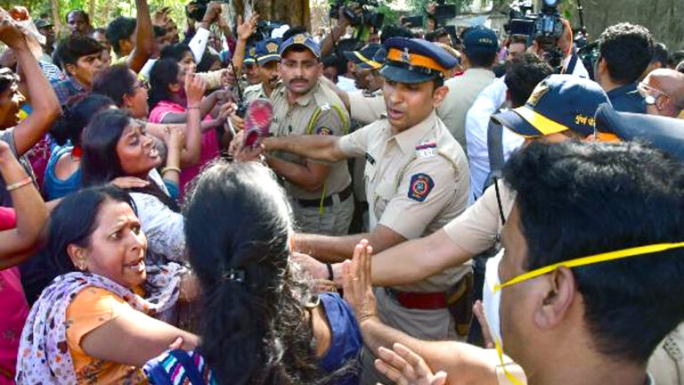 शरद पवार के घर के बाहर प्रदर्शन करते हुए MSRTC कर्मचारी, सुप्रिया सुले भी हुईं गुस्से का शिकार