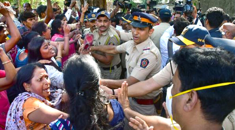 शरद पवार के घर के बाहर प्रदर्शन करते हुए MSRTC कर्मचारी, सुप्रिया सुले भी हुईं गुस्से का शिकार