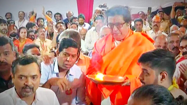 पुणे: मनसे प्रमुख राज ठाकरे ने हनुमान मंदिर में की महाआरती