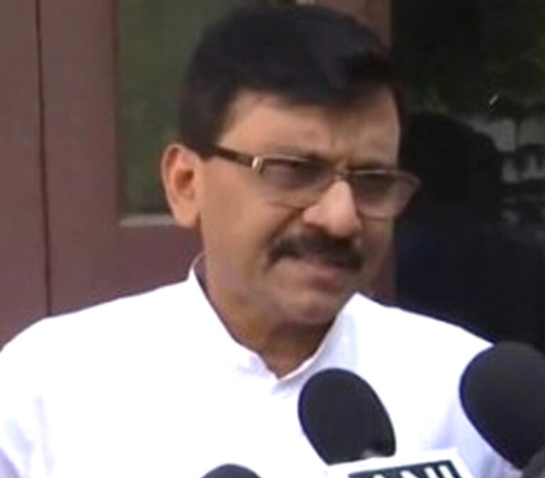 महाराष्ट्र की सियासत में ईडी और आयकर के छापेमारी से मचा हड़कंप, संजय राउत बोले- मैं बाला साहेब का शिवसैनिक, डरूंगा नहीं!
