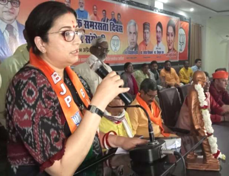 वाराणसी पहुंच स्‍मृति ईरानी बोलीं- बाबासाहेब को हराने वाले को कांग्रेस ने 'पद्म पुरस्कार' दिया!