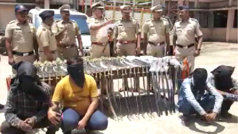 धुले पुलिस की बड़ी कार्यवाई: पकड़ा हथियारों का जखीरा; 90 तलवार और खंजर के साथ 4 गिरफ्तार