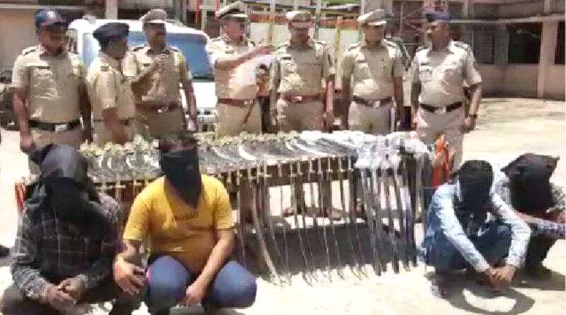 धुले पुलिस की बड़ी कार्यवाई: पकड़ा हथियारों का जखीरा; 90 तलवार और खंजर के साथ 4 गिरफ्तार