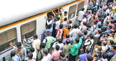 भीड़ वाली ट्रेनों से गिरने पर यात्री घायल हो जाए, तो रेलवे को देना होगा मुआवजा: हाईकोर्ट