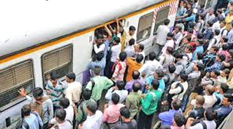 भीड़ वाली ट्रेनों से गिरने पर यात्री घायल हो जाए, तो रेलवे को देना होगा मुआवजा: हाईकोर्ट