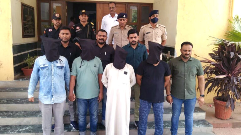 मुंबई बम धमाकों के चार आरोपी 29 साल बाद गुजरात में गिरफ्तार