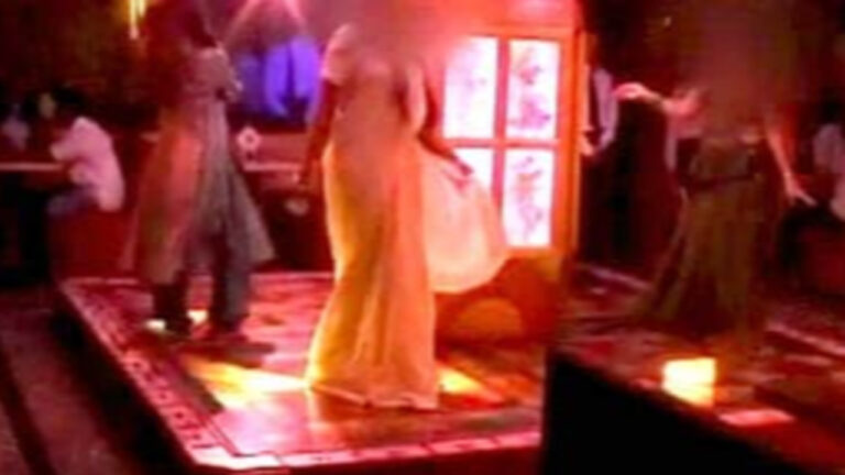 मुंबई के डांस बार में पुलिस ने की छापेमारी, 30 से अधिक लोग गिरफ्तार