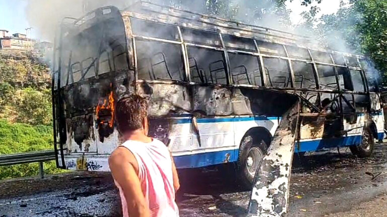 वैष्णो देवी मार्ग पर हादसा: कटरा से जम्मू आ रही बस में लगी भीषण आग, दो की मौत, 22 यात्री झुलसे, अस्पताल में भर्ती