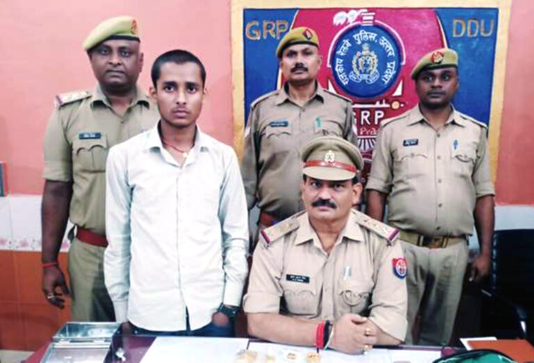 PDDU जंक्शन पर पौने दो किलो सोने के साथ तस्कर गिरफ्तार, जांच के लिए ले गई वाराणसी आयकर की टीम