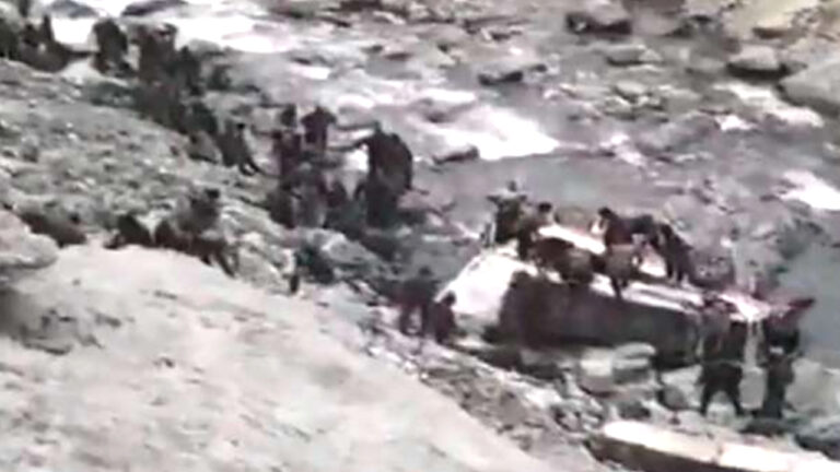 लद्दाख के तुर्तुक में सेना के जवानों से भरी बस श्योक नदी में गिरी; 7 की मौत! कई की हालत गंभीर