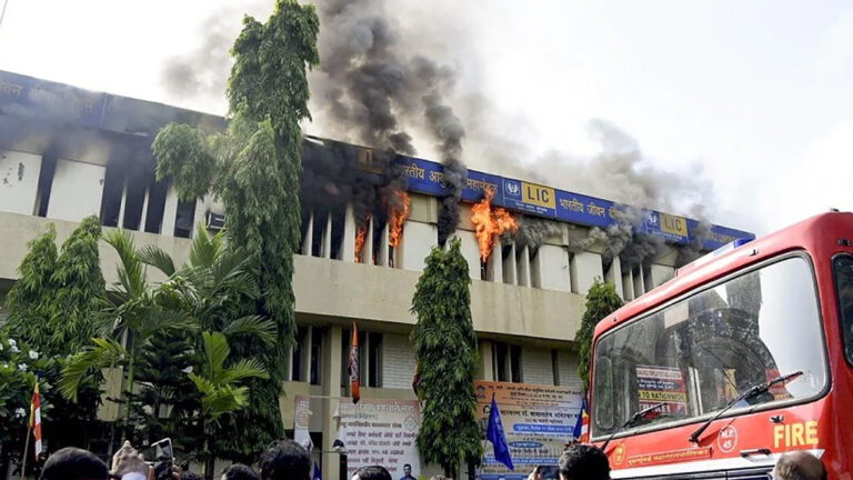 सांताक्रूज के एलआईसी कार्यालय में आग, दस्तावेज जले, दमकलकर्मियों ने बुझाई आग