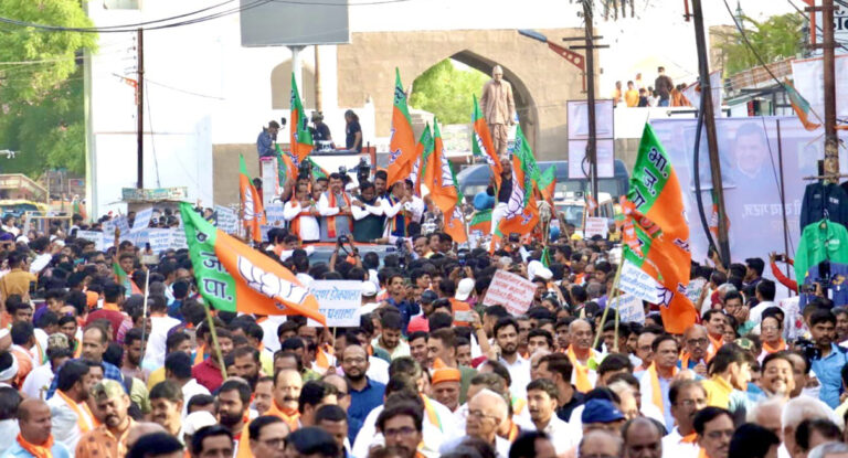 देवेंद्र फडणवीस ने पार्टी कार्यकर्ताओं के साथ निकाला 'जल आक्रोश मोर्चा'