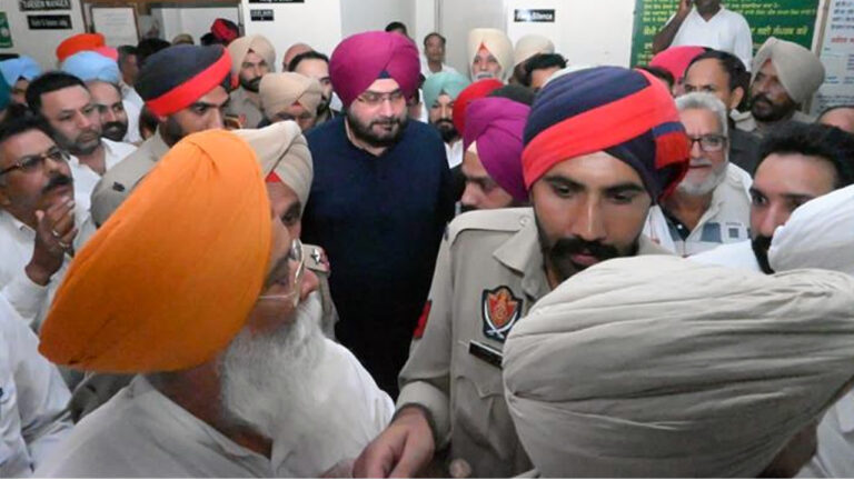 रोड रेज मामले में नवजोत सिद्धू ने पटियाला की अदालत में किया आत्मसमर्पण