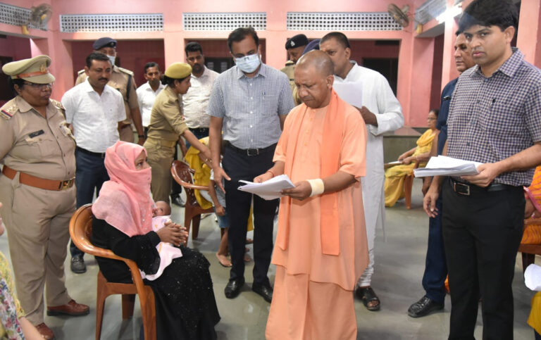 'जनता दर्शन' में शिकायतें सुन सीएम योगी बोले- अधिकारी तत्काल लें एक्शन