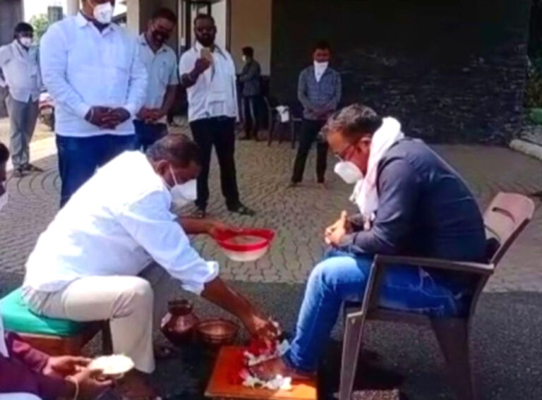 महाराष्ट्र: हेलिकॉप्टर खरीदने के लिए किसान ने मांगा 6.6 करोड़ का लोन; लोन पास नहीं करने पर भाजपा विधायक ने धोए बैंक मैनेजर के पैर!