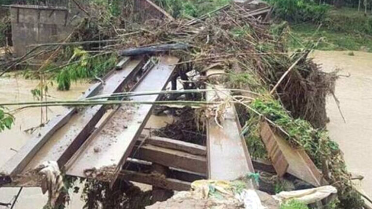 गुजरात में भारी बारिश से दीवार गिरी, चार लोगों की मौत!