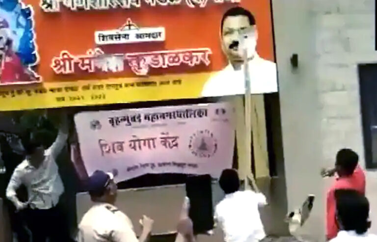 शिवसेना के बागी विधायक मंगेश कुडालकर के दफ्तर पर गुस्साए शिवसैनिकों ने बोला हमला, साइन बोर्ड तोड़ने की कोशिश