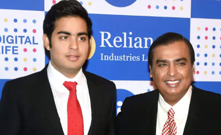 मुकेश अंबानी ने जिओ टेलिकॉम के डायरेक्टर पद से दिया इस्तीफा, बेटे आकाश के हाथों सौंपी कमान