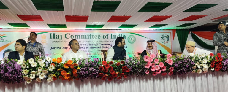 केंद्रीय मंत्री नकवी ने मुंबई के हज यात्रियों के पहले जत्थे को हरी झंडी दिखाकर किया रवाना