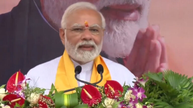 पीएम मोदी ने किया पावागढ़ी पहाड़ी पर बने कालिका माता मंदिर का उद्घाटन, बोले- आजादी के 75 साल के बाद आज मां काली के शिखर पर ध्वजा फहरी!