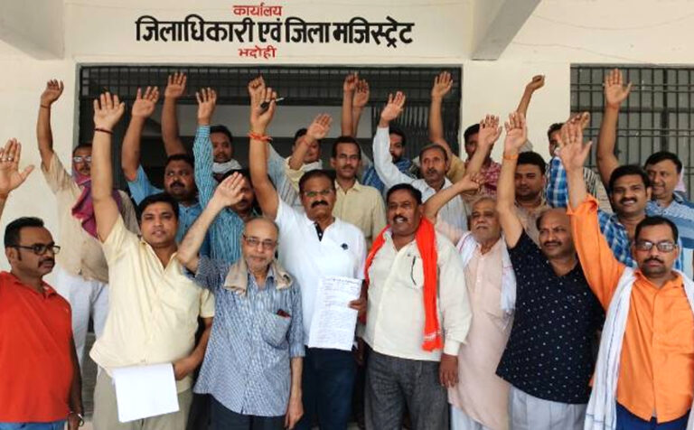 गोपीगंज: सड़क चौड़ीकरण में मापी के खिलाफ व्यापारियों ने की आवाज बुलंद