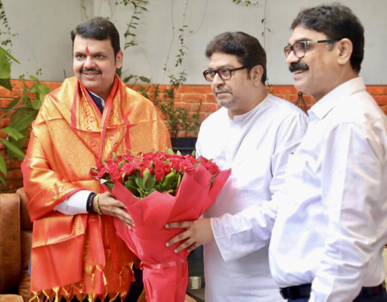 देवेंद्र फडणवीस ने की राज ठाकरे से मुलाकात, चर्चाओं का बाज़ार गर्म!