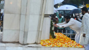 मुख्यमंत्री एकनाथ शिंदे ने आज शाम हुतात्मा चौक पर पुष्पांजलि अर्पित कर हुतात्मा स्मारक का अभिवादन किया।