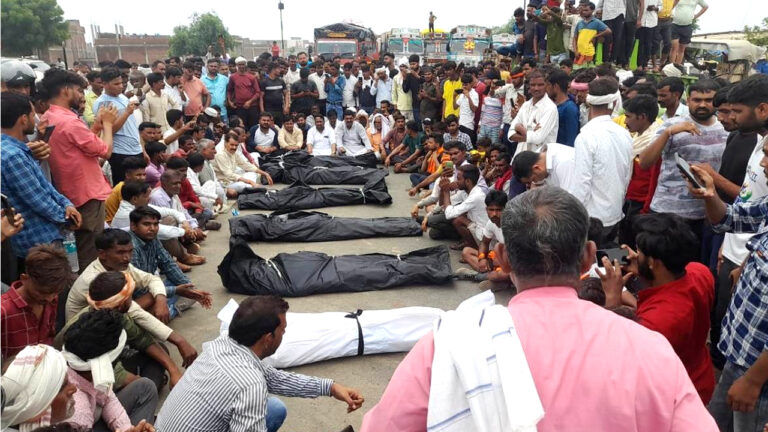 यूपी के अलीगढ़-आगरा हाइवे पर भीषण सड़क हादसा: हरिद्वार से गंगाजल लेकर जा रहे कांवड़ियों को डंपर ने रौंदा, 6 की मौत!