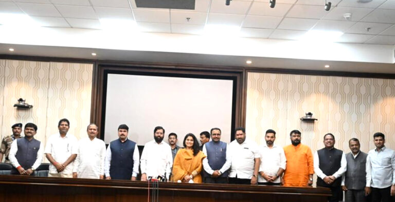 शिवसेना के 18 में से 12 सांसद एकनाथ शिंदे के साथ, दिल्ली में शिंदे से मिले सांसद!