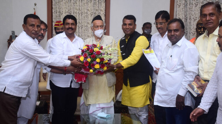 मुंबई की कुछ समस्याओं को लेकर महाराष्ट्र के राज्यपाल को सौंपा ज्ञापन