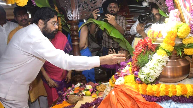 महाराष्ट्र के मुख्यमंत्री एकनाथ शिंदे और उपमुख्यमंत्री देवेंद्र फडणवीस ने लगाई श्री सिद्धिविनायक के दरबार में हाजिरी...