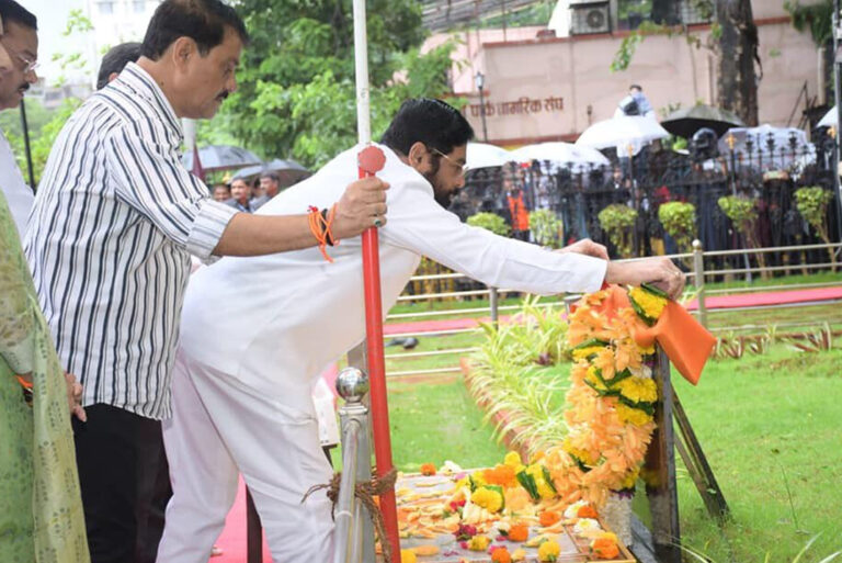 गुरुपूर्णिमा पर सीएम शिंदे दी बालठाकरे को श्रद्धांजलि, कहा- उनके आशीर्वाद से मेरे जैसा आदमी भी सीएम बन सकता है!