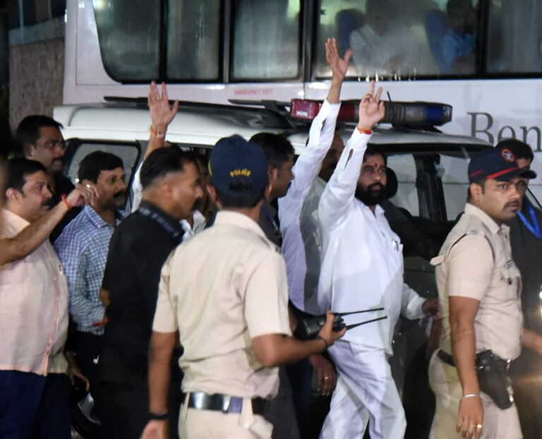 गोवा से बागी विधायकों को लेकर मुंबई के ताज होटल पहुंचे सीएम शिंदे, फडणवीस ने भी की मुलाकात
