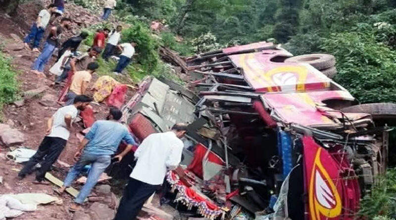 उधमपुर में बरातियों से भरी बस खाई में गिरी, 2 लोगों की मौत, 54 घायल!