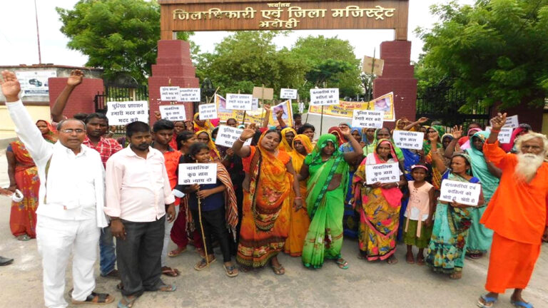 गोपीगंज में हत्या के आरोपितों की गिरफ्तारी न होने पर प्रदर्शन