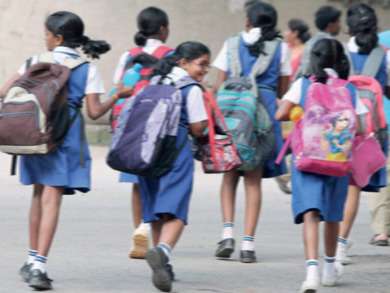 मुंबई में नाबालिग छात्रा से छेड़छाड़ करने वाले आरोपी को लोगों ने जमकर पीटा, अर्धनग्न कर करवाई परेड