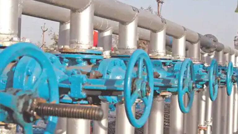 मुंबई: कांदिवली में गैस पाइप लाइन फटी, गैस रिसाव होने से स्थानीय लोगों में फैली दहशत