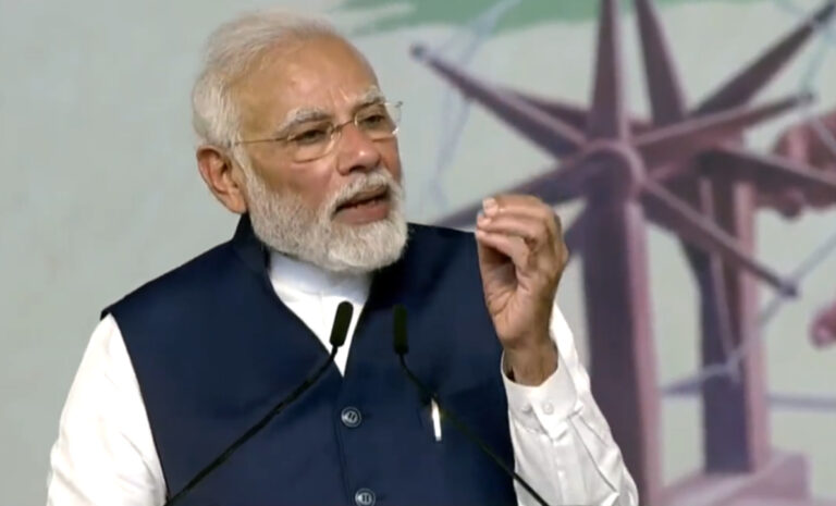 पीएम मोदी बोले- खादी हमारे इतिहास-विरासत का अभिन्न हिस्सा, मेरा सौभाग्य कि मुझे कुछ पल सूत कातने को मिला