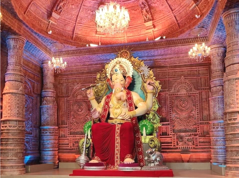 मुंबई के प्रसिद्ध 'लालबाग के राजा' की दिखी पहली झलक, पूरी करेंगे भक्तों के मन की मुरादें...