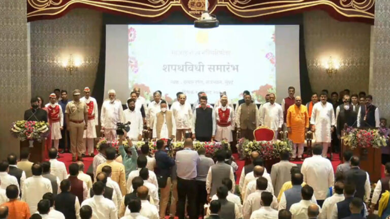 महाराष्ट्र कैबिनेट का विस्तार, बीजेपी और शिंदे गुट से 9-9 विधायक बने मंत्रीमहाराष्ट्र कैबिनेट का विस्तार, बीजेपी और शिंदे गुट से 9-9 विधायक बने मंत्री