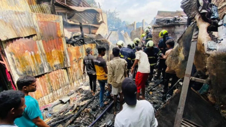 मुंबई: शिवड़ी में हे बंदर के पास लगी भीषण आग, हादसे में एक दमकलकर्मी घायल